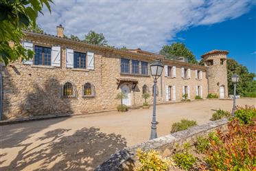 Bastide en pierre exceptionnelle et domaine de 98 hectares au coeur de la Provence, entièrement priv