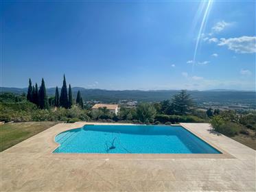 An exceptional 4 bedroom villa with an infinity swimming pool and views, a few minutes walk from the