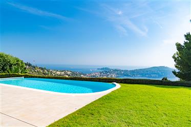 Belle villa à Villefranche-sur-Mer avec 3-4 chambres, jardin, piscine, vue mer & studio indépendant