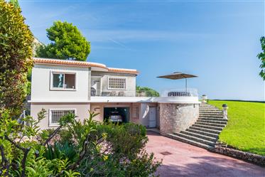Belle villa à Villefranche-sur-Mer avec 3-4 chambres, jardin, piscine, vue mer & studio indépendant