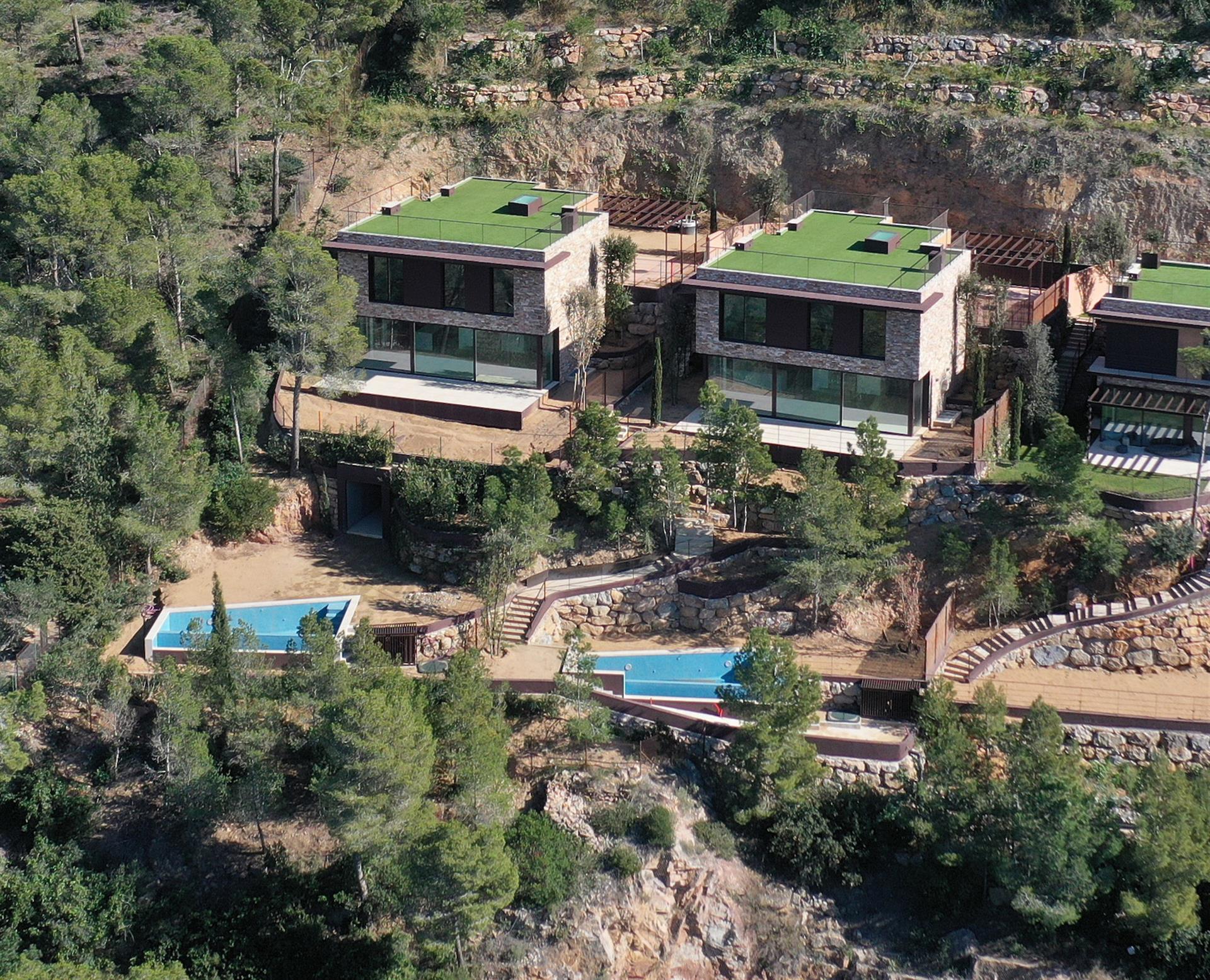 Villa de nouvelle construction avec jardin et piscine avec des vues spectaculaires sur la mer à vend