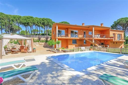 Casa de estilo Mediterráneo con piscina y jardín en Begur
