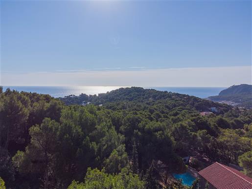 Building plot with sea views and close to the beach