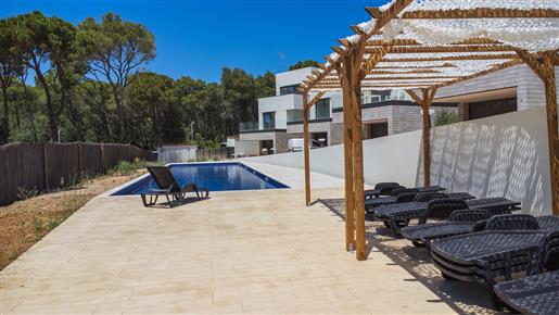 Maison de style moderne avec piscine communautaire à vendre à Llafranc