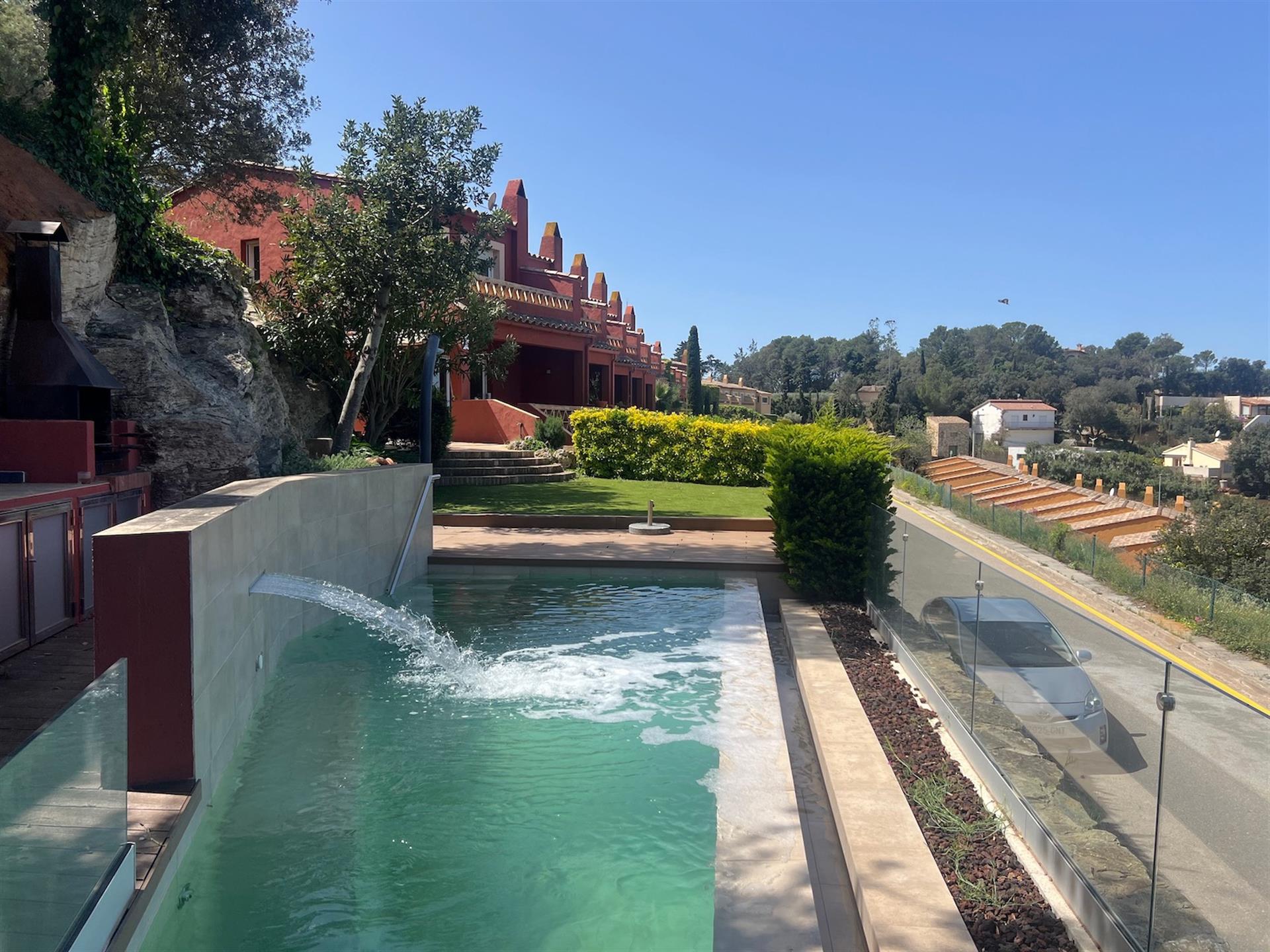 Casa bifamiliare con vista mare, piscina privata e giardino a Begur
