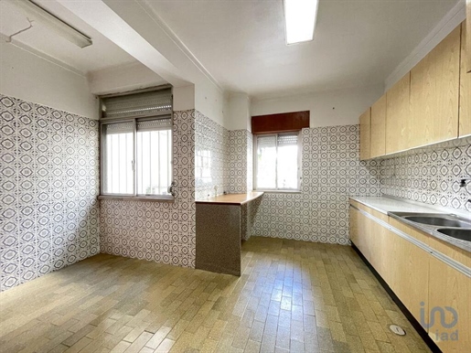 Apartment with 2 Rooms in Lisboa with 100,00 m²