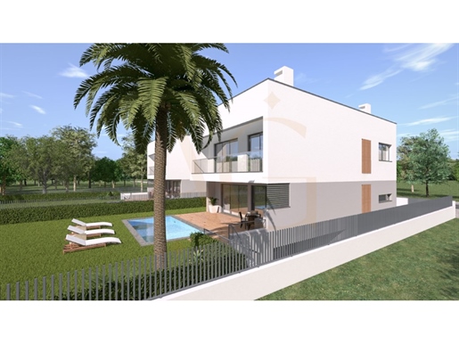 Detached house with turnkey pool in Tavira.