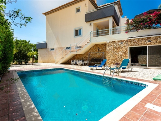 Villa mit 3 + 1 Schlafzimmern und Swimmingpool in Tavira zu verkaufen.