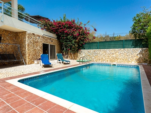 3 + 1 bedroom villa, with swimming pool and garage, for sale in Tavira .