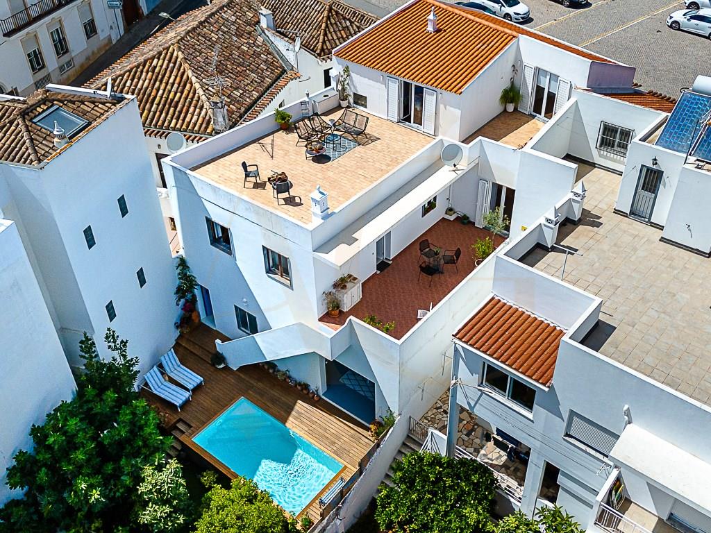 House with Garage, Swimming Pool, Garden and Large Terraces, for sale in the historic centre of Tavi