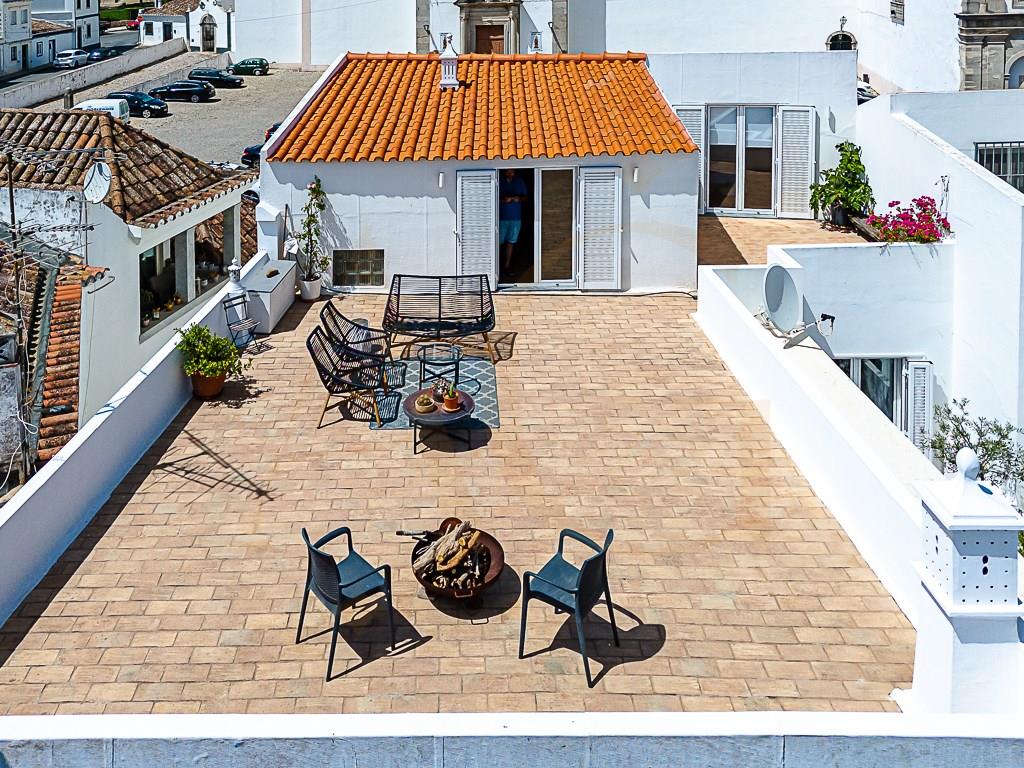 House with Garage, Swimming Pool, Garden and Large Terraces, for sale in the historic centre of Tavi