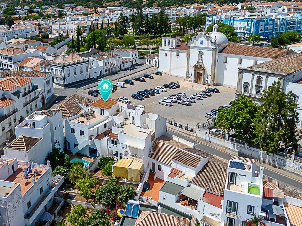 House with Garage, Swimming Pool, Garden and Large Terraces, for sale in the historic centre of Tavi