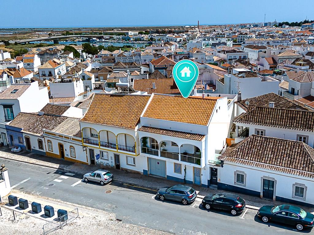 House with Garage, Swimming Pool, Garden and Large Terraces, for sale in the historic centre of Tavi