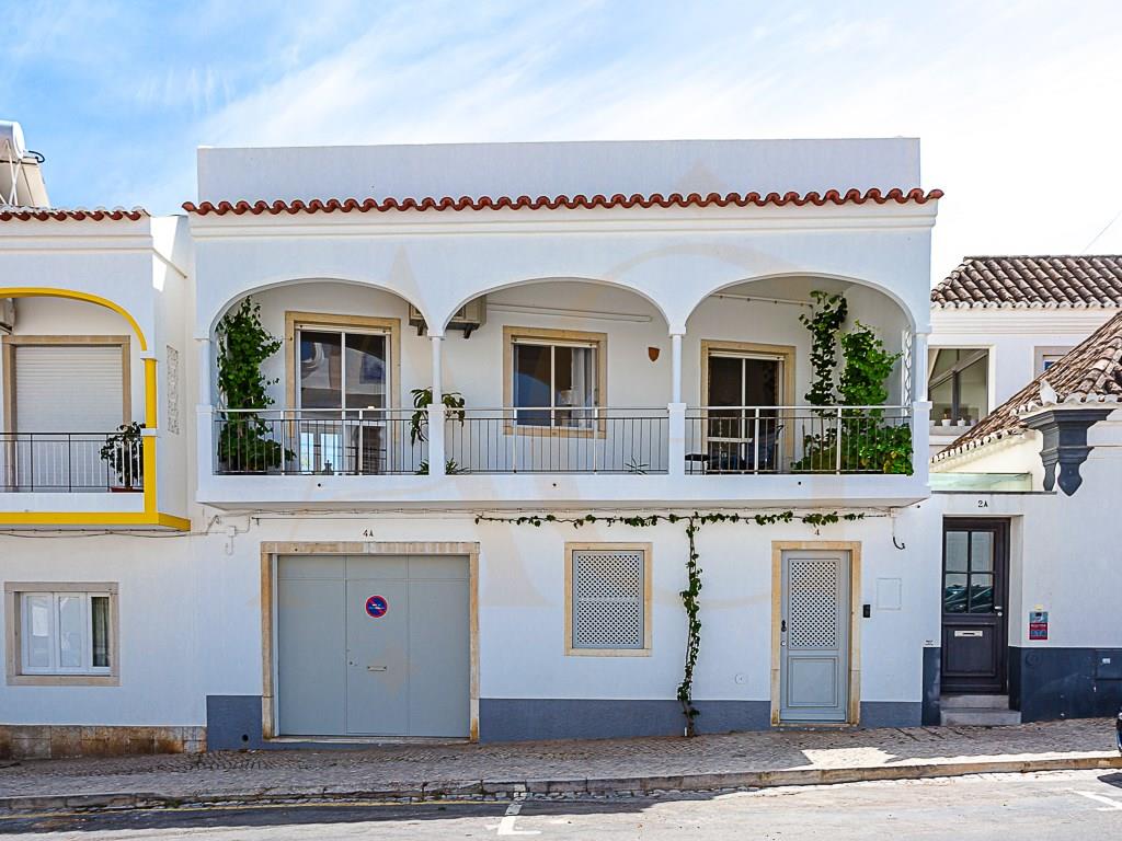 House with Garage, Swimming Pool, Garden and Large Terraces, for sale in the historic centre of Tavi