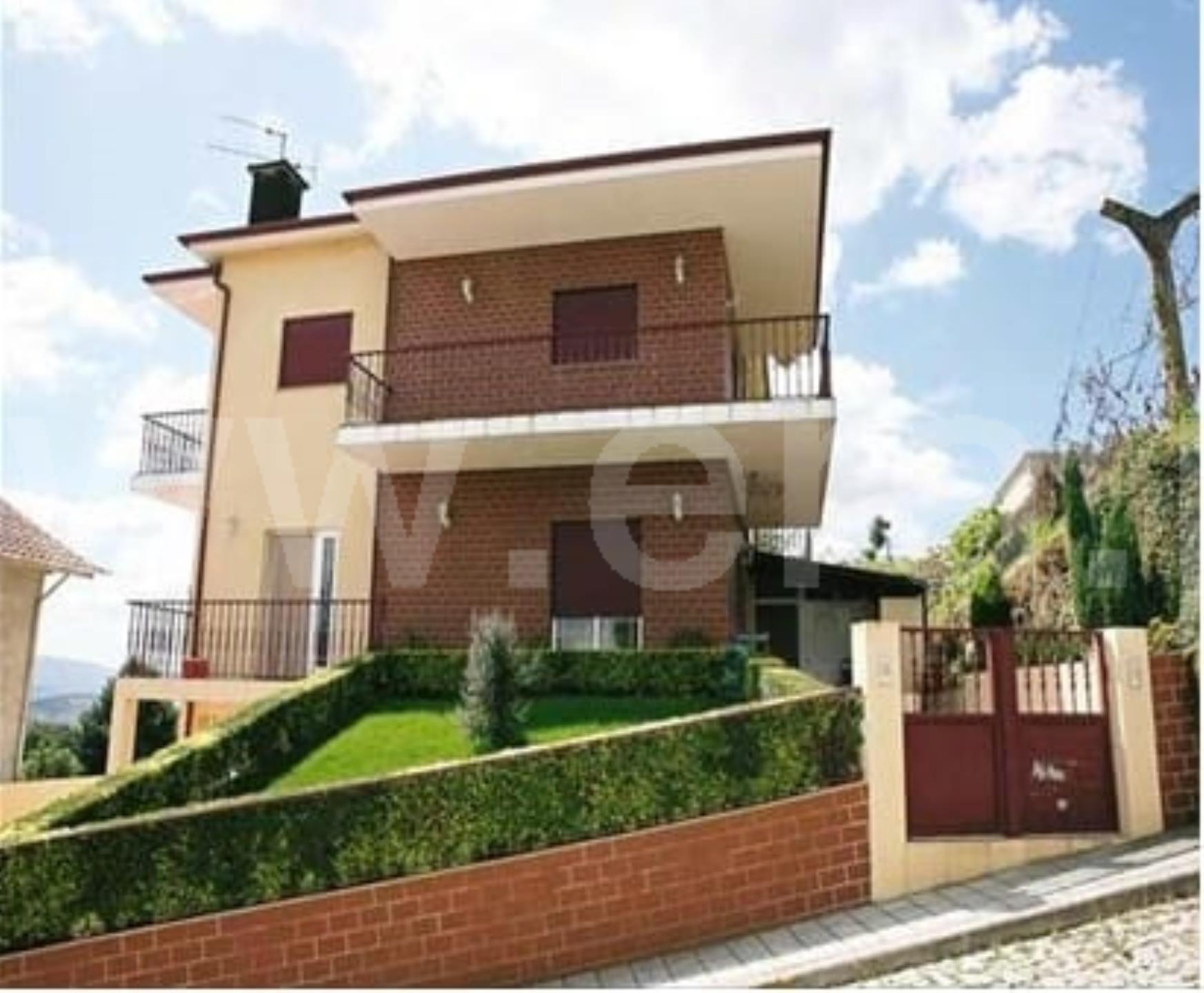 4-Storey villas in Termas de São Vicente