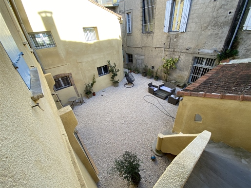 Large townhouse with 75m2 garage, exterior, on one level on the first floor