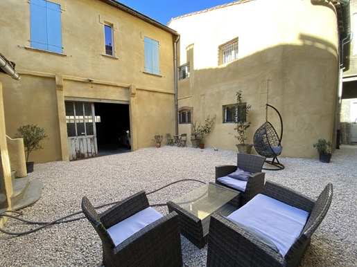 Large townhouse with 75m2 garage, exterior, on one level on the first floor