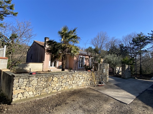 Limoux, on about 2000m2 of land, a villa of 200m2
