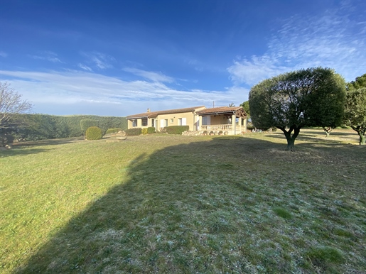Superbe villa de plain pied sur 5300m2 de terrain exposition sud, vue sur le Pyrénées.