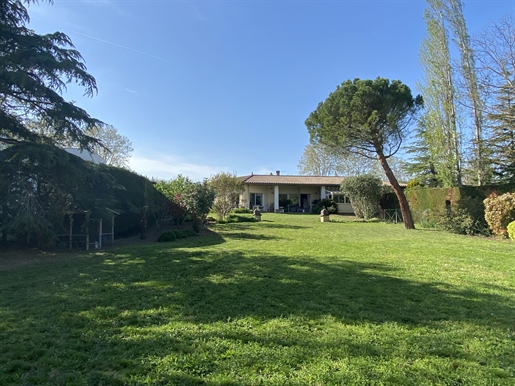 Limoux, villa on 5000m2 of land near town center
