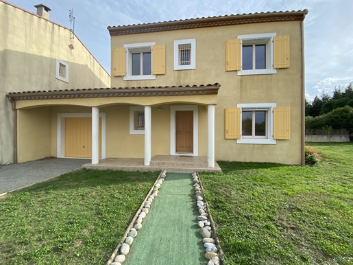 In a village 5km from Limoux, Villa with 4 bedrooms, 2 bathrooms, a large garage of 24m2 all on a pl