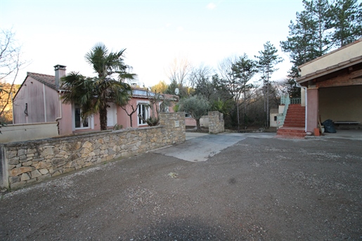 Limoux: real estate complex composed of a main villa and a gite all on approximately 3000m2