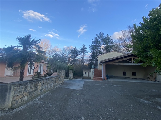 Limoux: real estate complex composed of a main villa and a gite all on approximately 3000m2