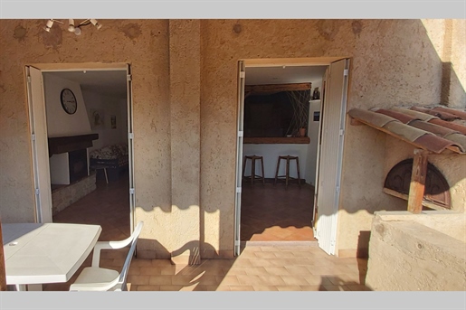 Apartment T 5, 103 m² with terrace and cellar.