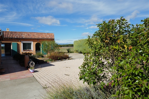 Villa récente de plain-pied de 138 m² avec garage et jardin