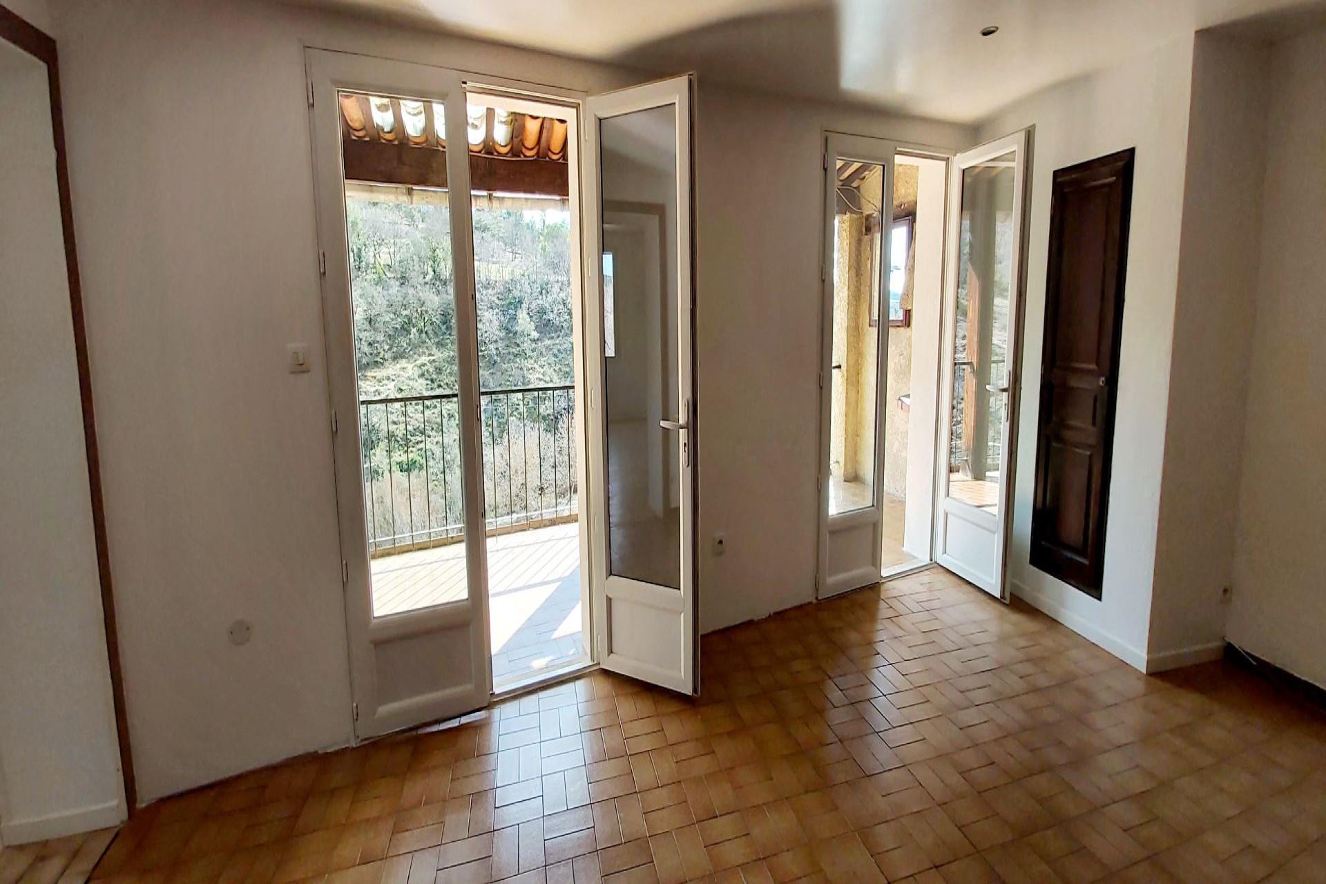 5-Room apartment with terrace, garage and cellar.