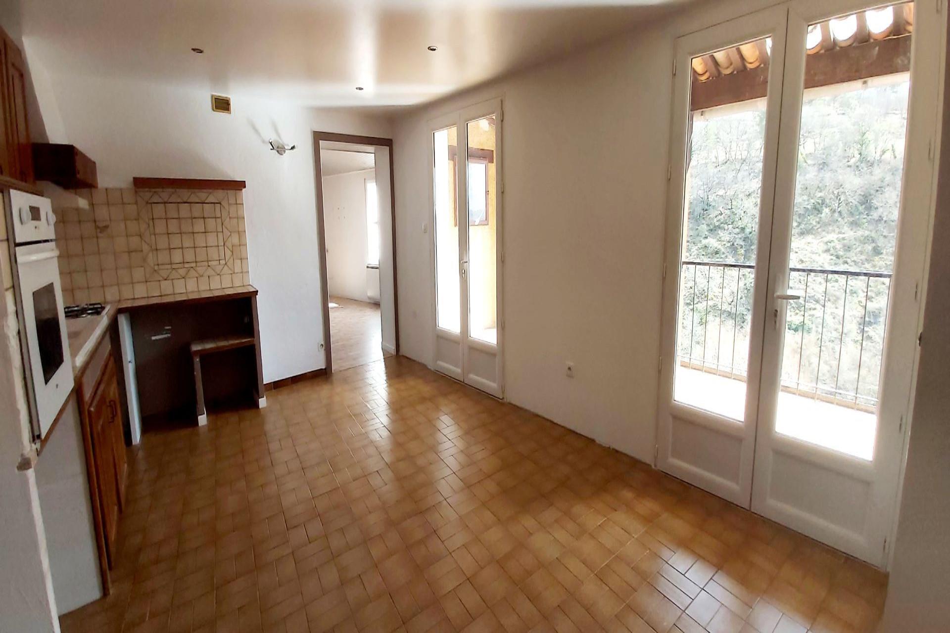 5-Room apartment with terrace, garage and cellar.
