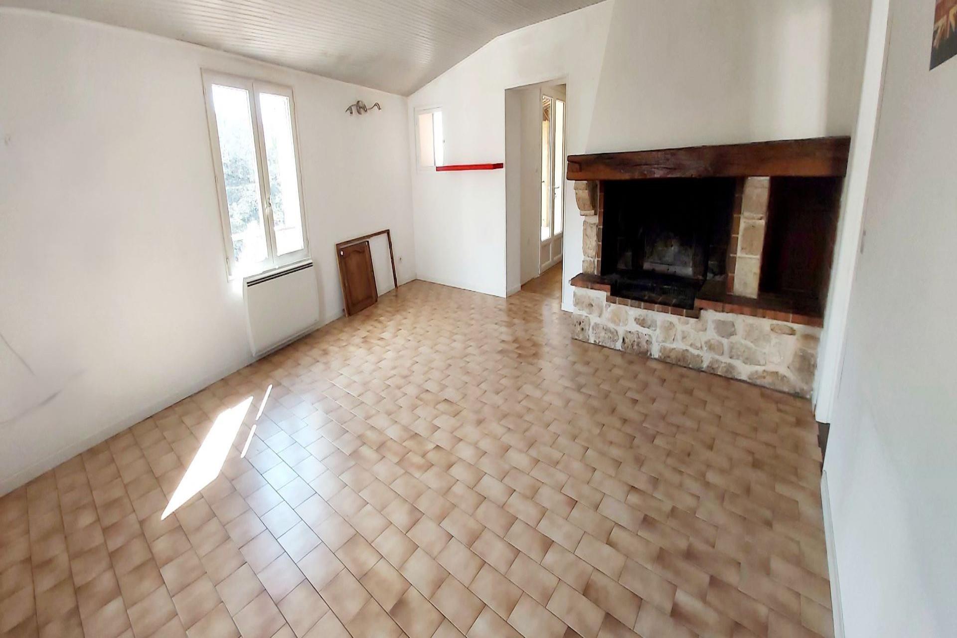 5-Room apartment with terrace, garage and cellar.