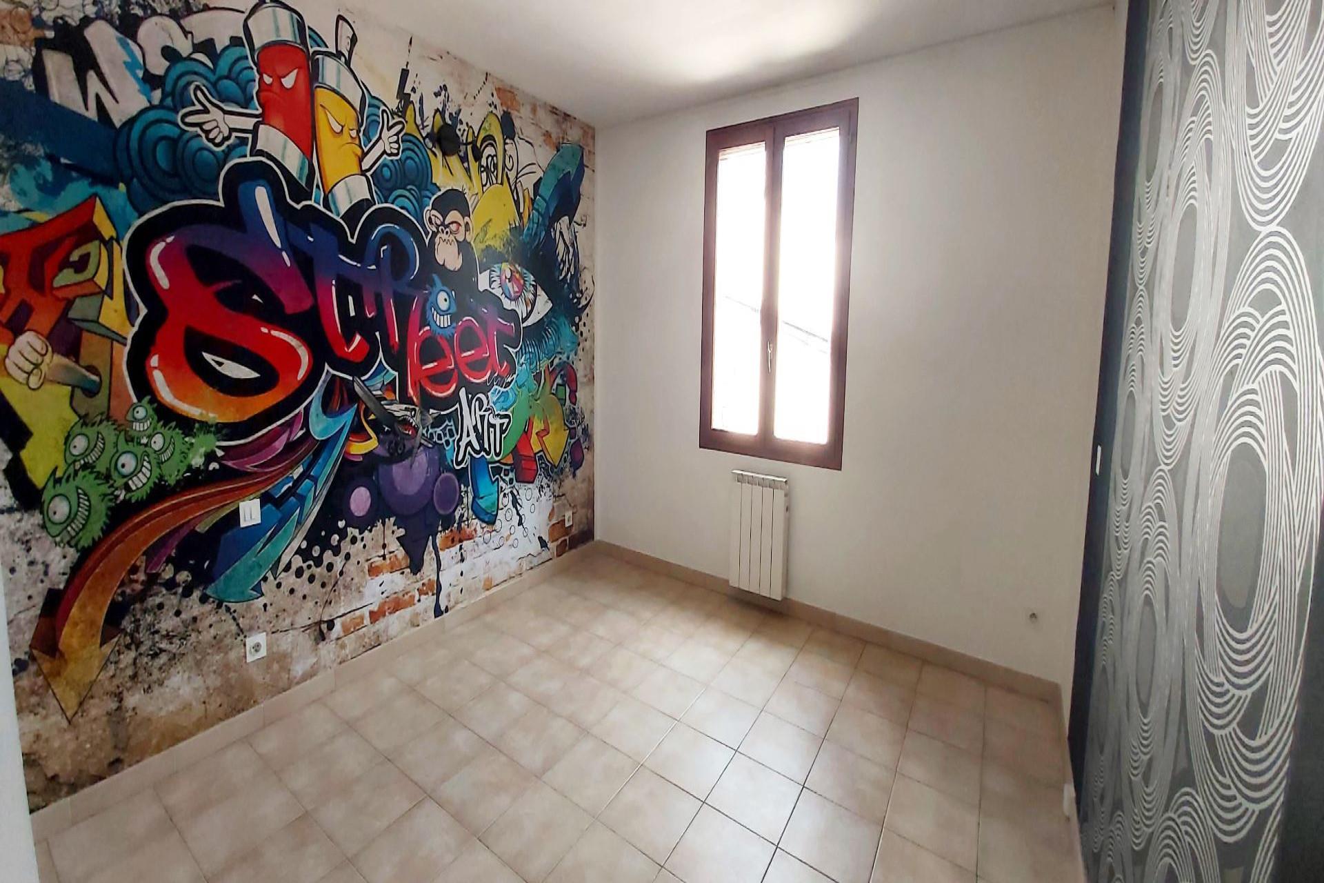 5-Room apartment with terrace, garage and cellar.