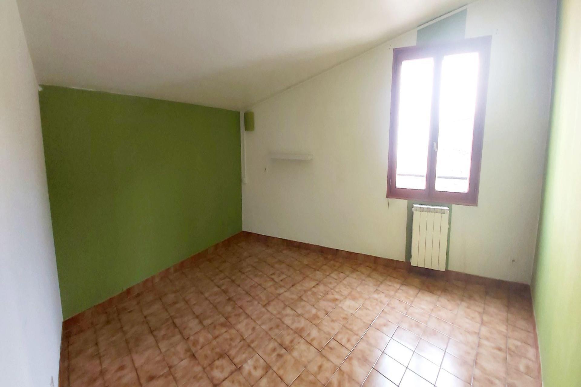 5-Room apartment with terrace, garage and cellar.