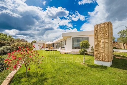 Close to Arles - Architect-designed house with panoramic views