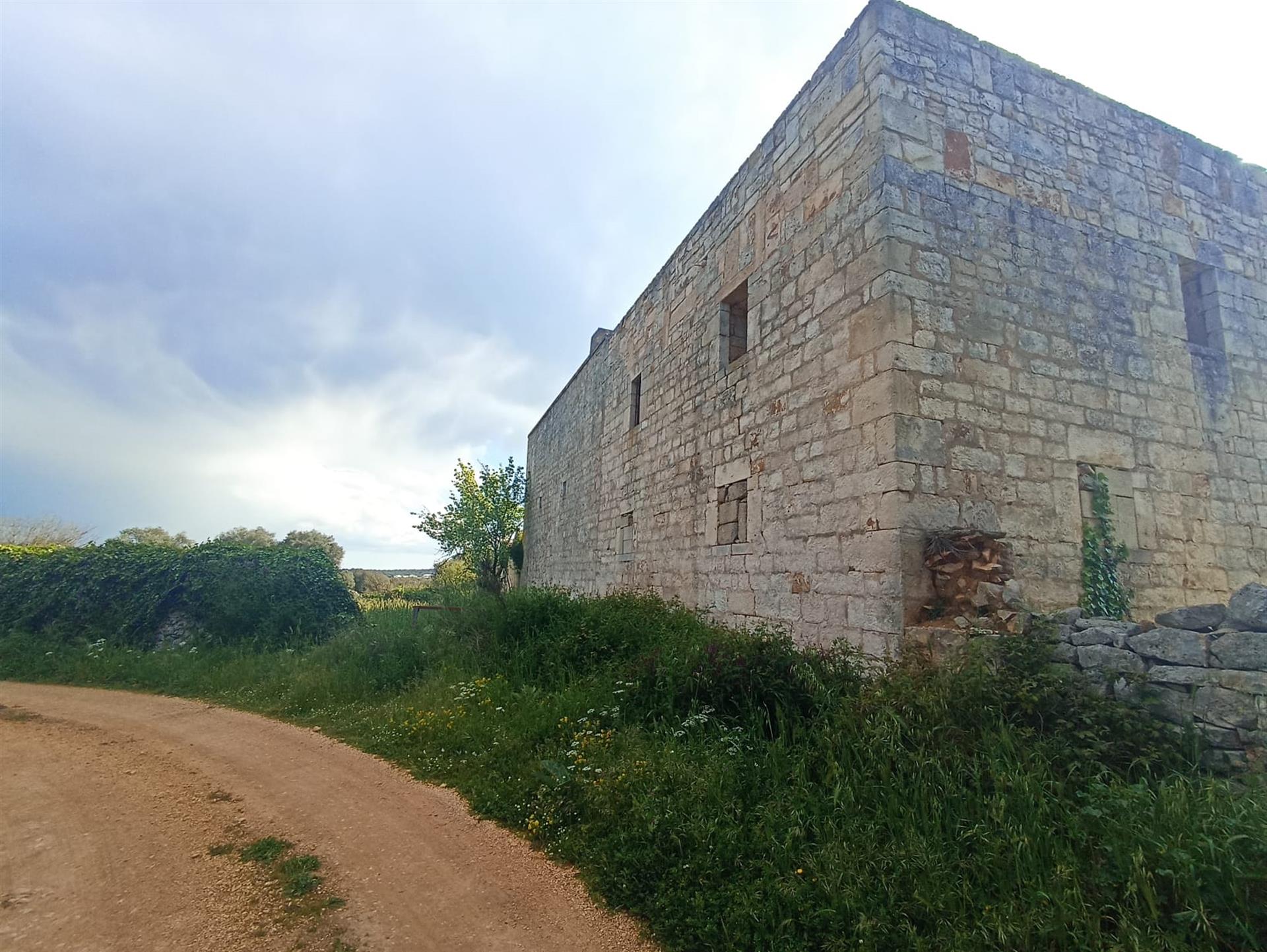 Historic Masseria with complexes of three-cone trulli and large garden