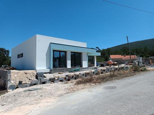 Diese neue Entwicklung in Pedreiras, Porto de Mós, umfasst 4 neu gebaute Häuser, von denen 2 noch v