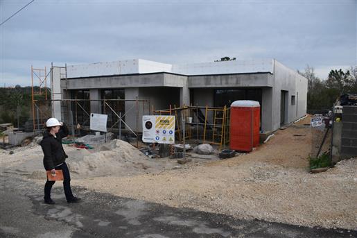 Diese neue Entwicklung in Pedreiras, Porto de Mós, umfasst 4 neu gebaute Häuser, von denen 2 noch v