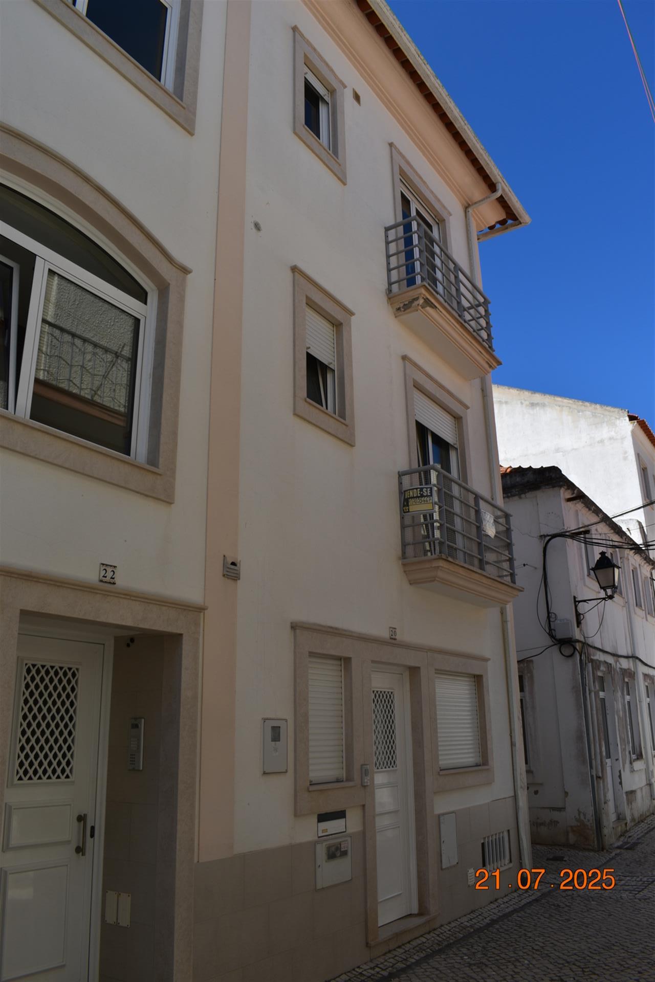 Te Koop: Charmante Duplex met 3 Slaapkamers in het Hart van Nazaré – Slechts 50m van het Strand! 