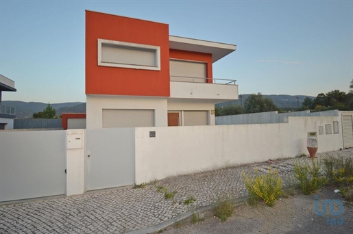 House with 3 Rooms in Coimbra with 260,00 m²