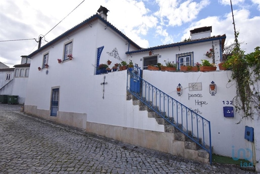 Village house with 4 Rooms in Leiria with 211,00 m²