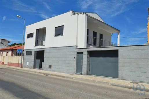 House with 4 Rooms in Coimbra with 196,00 m²