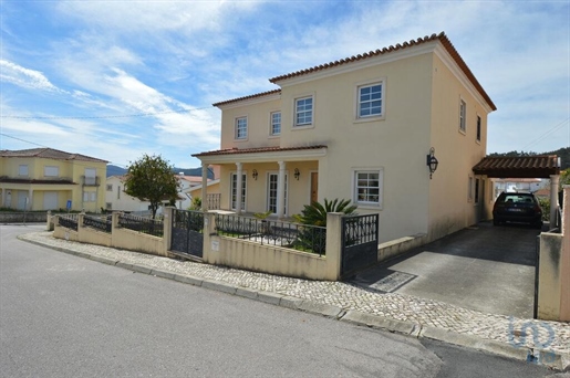 Home / Villa with 4 Rooms in Miranda do Corvo with 371,00 m²