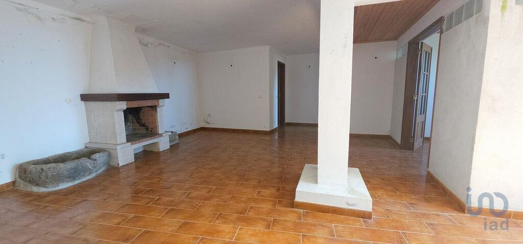 Dorpshuis met 6 kamers in Espinhal met 395,00 m²
