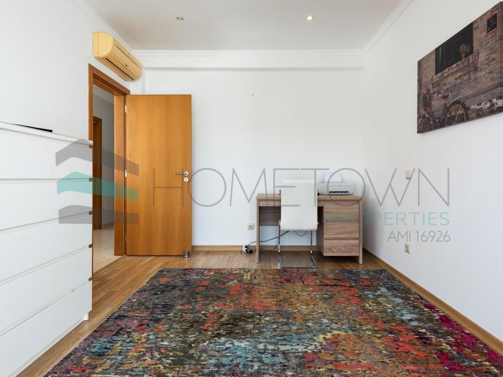 Villa mit 4 Schlafzimmern und Pool in einem Wohnviertel in Boliqueime