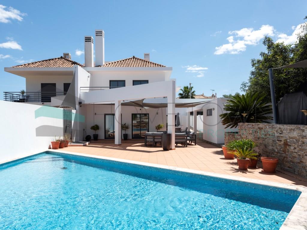 Villa mit 4 Schlafzimmern und Pool in einem Wohnviertel in Boliqueime