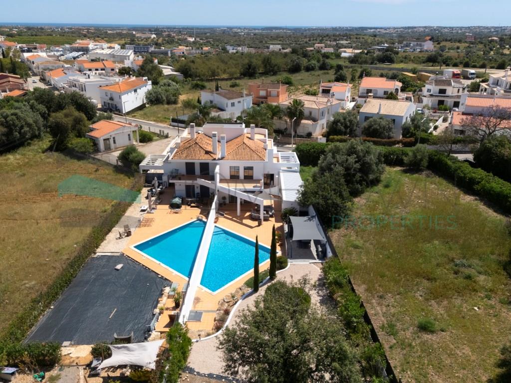 Villa mit 4 Schlafzimmern und Pool in einem Wohnviertel in Boliqueime