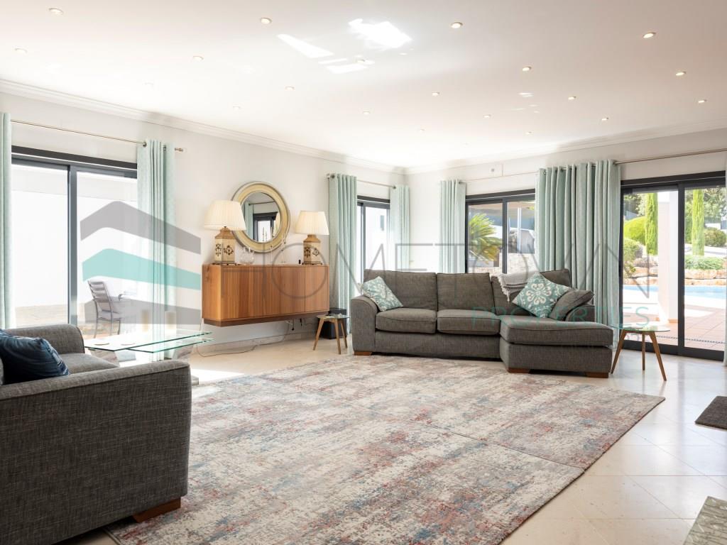Villa mit 4 Schlafzimmern und Pool in einem Wohnviertel in Boliqueime