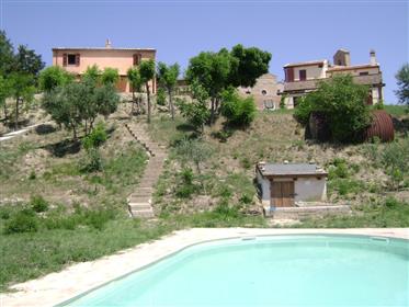Zwei Bauernhäuser mit Pool in Loretello.