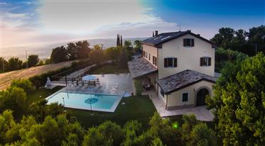 Villa con piscina a pochi km da Senigallia 